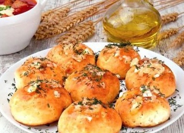 7 рецептов ароматных пампушек с чесноком